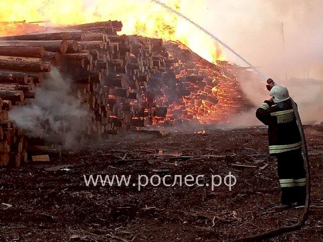 К тушению склада лесоматериалов в Красноярском крае привлекли авиацию